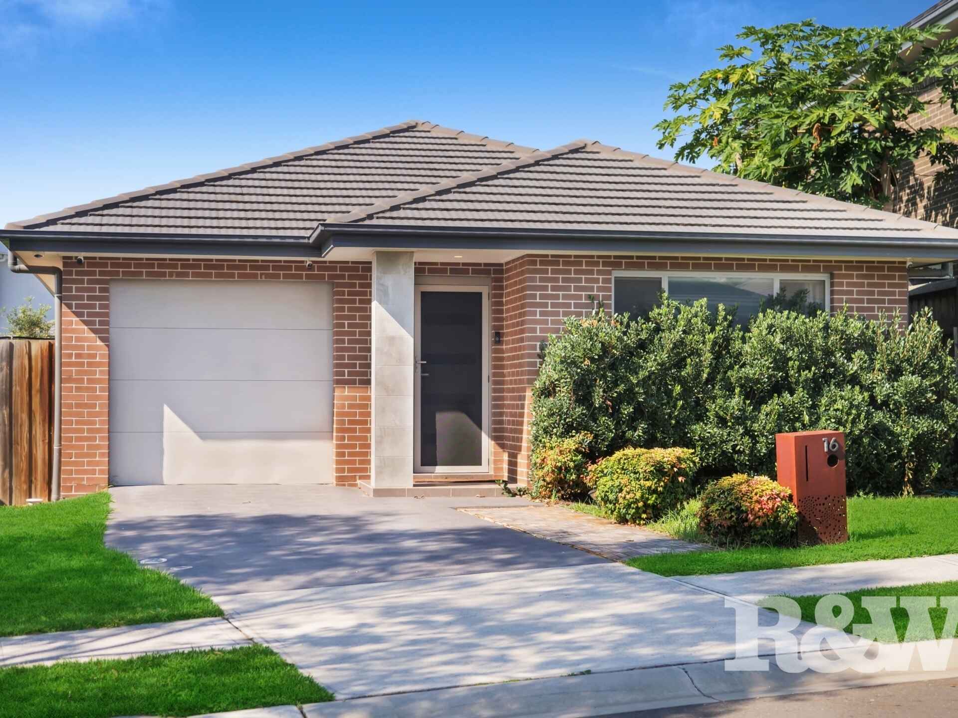 16 Olley Street Claymore