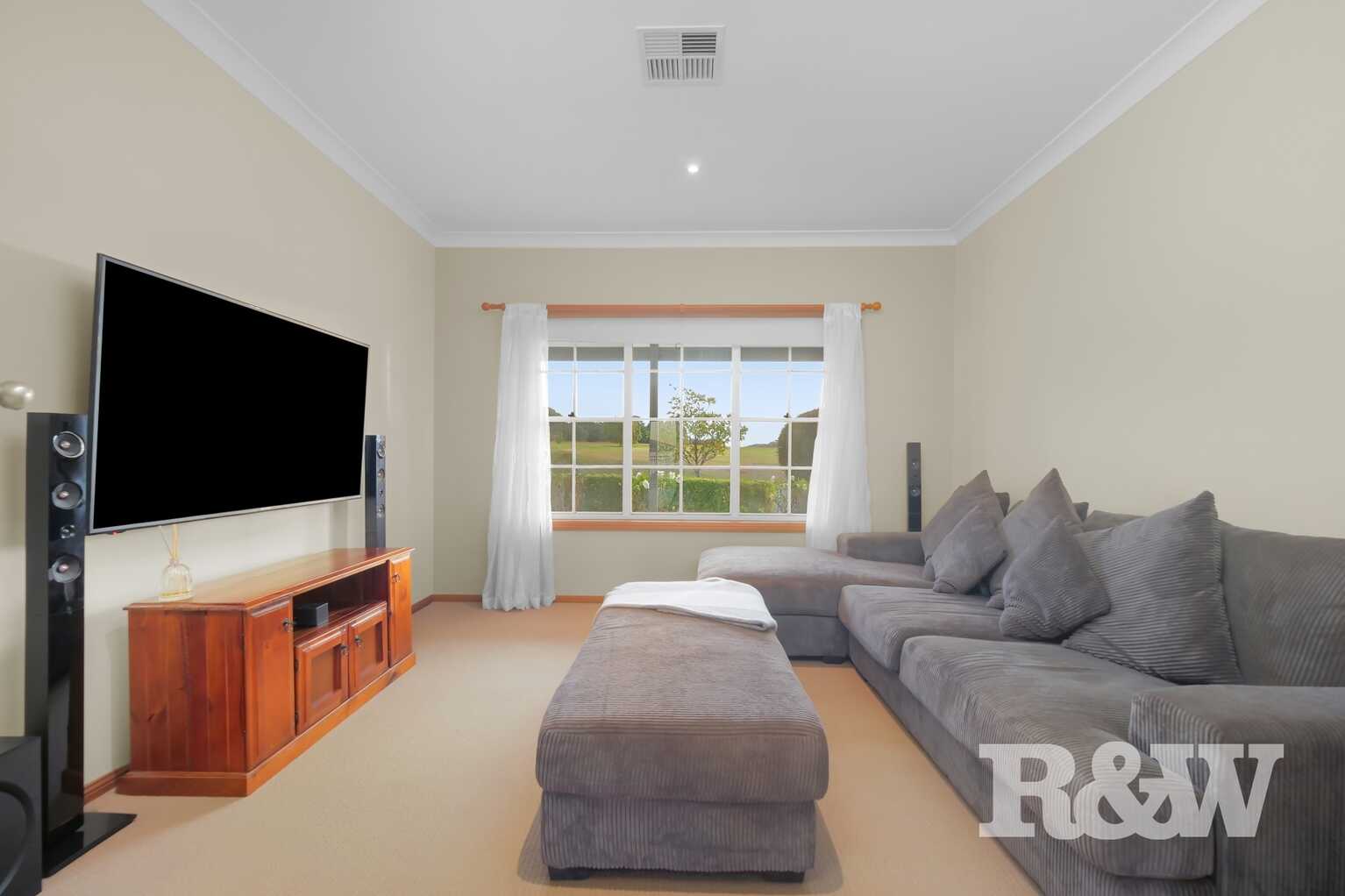 38 Governors Way Macquarie Links
