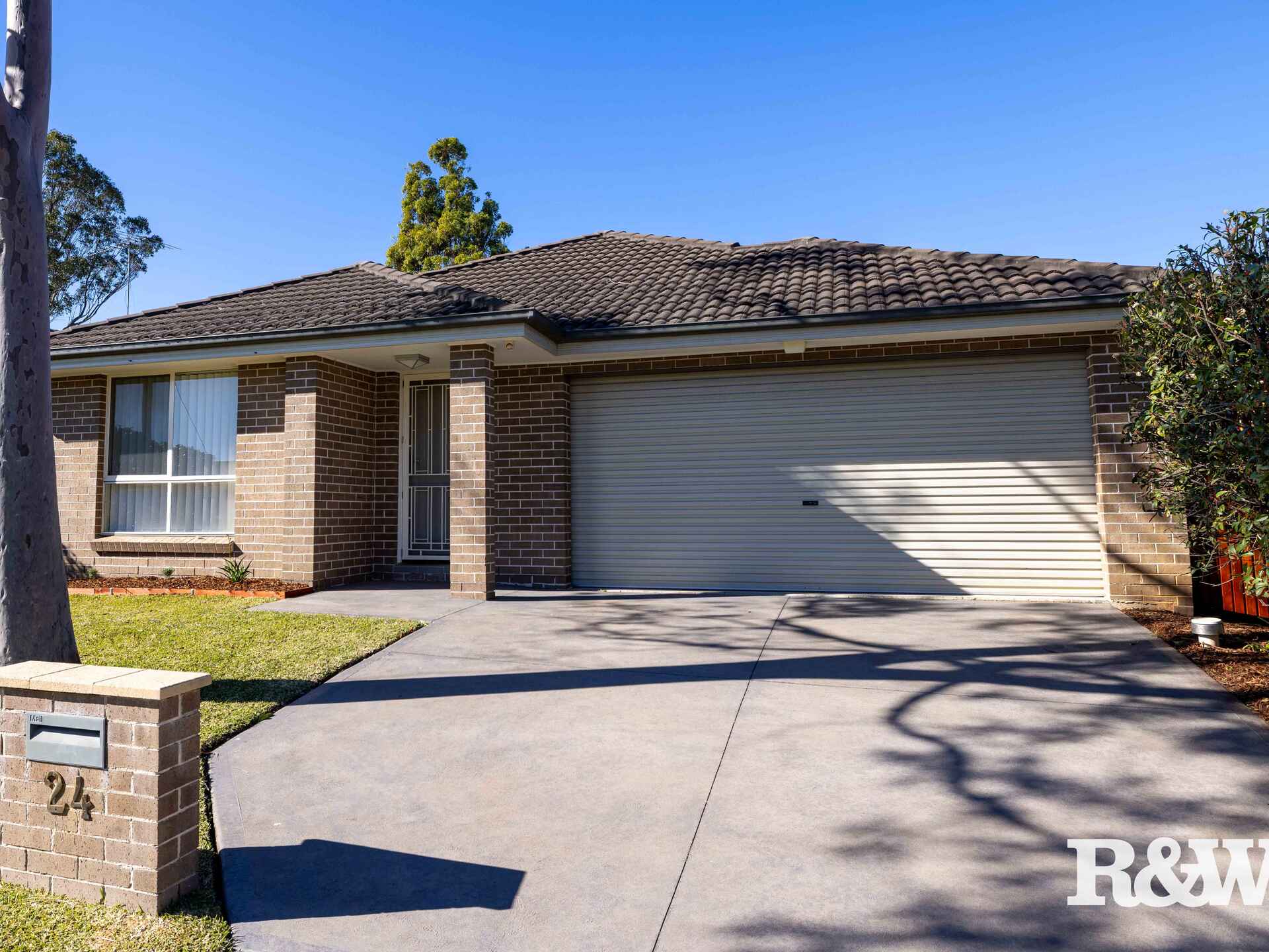 24 MATTHEWS SQUARE Ingleburn