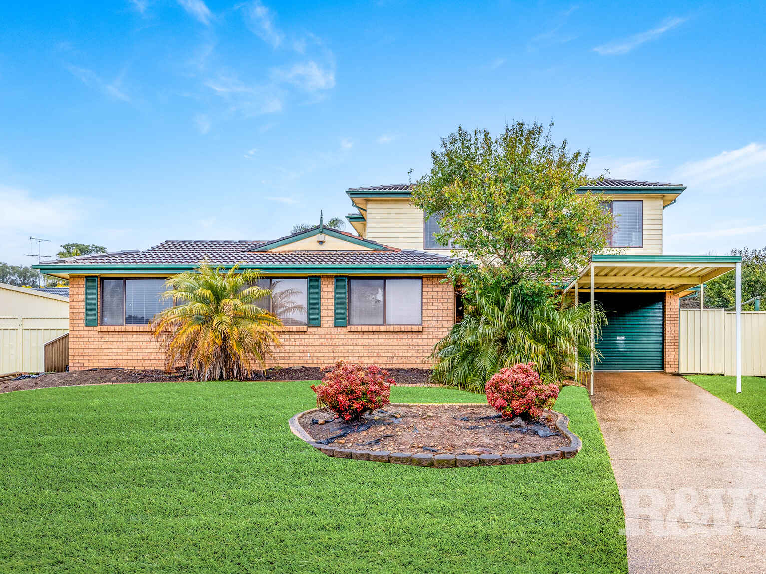 8 Larapinta Crescent St Helens Park