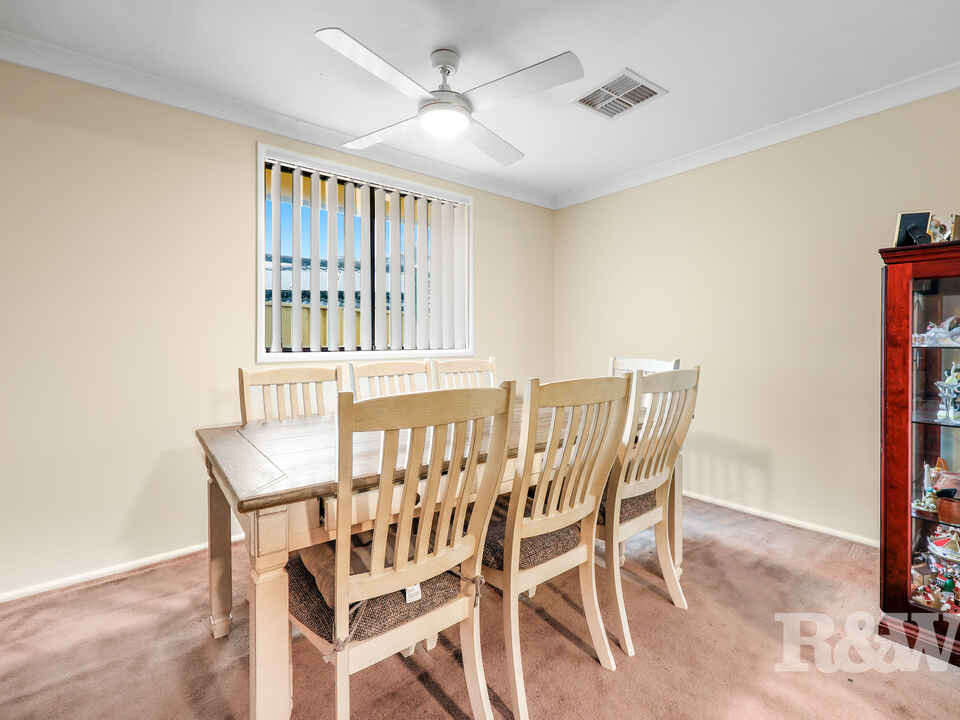 8 Larapinta Crescent St Helens Park
