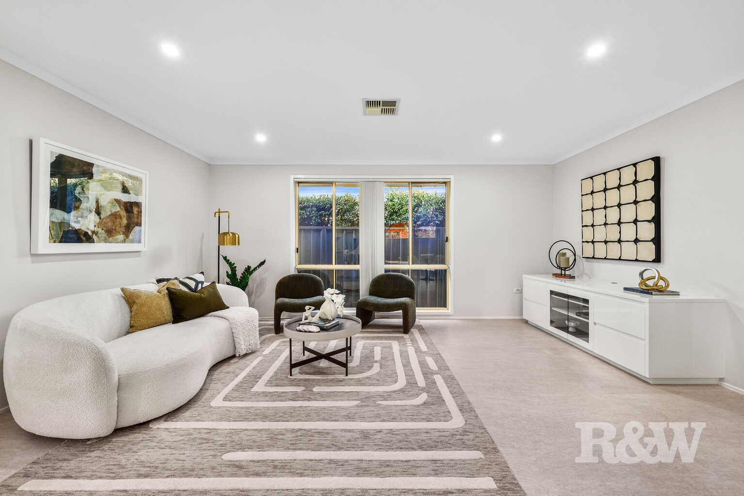 27 St James Place Appin