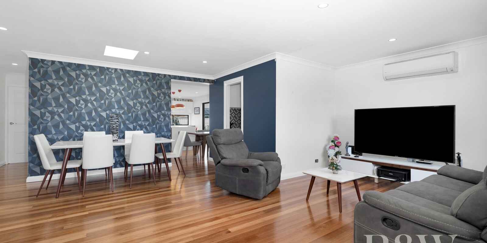 21 & 21A KIRSTY CRESCENT Hassall Grove
