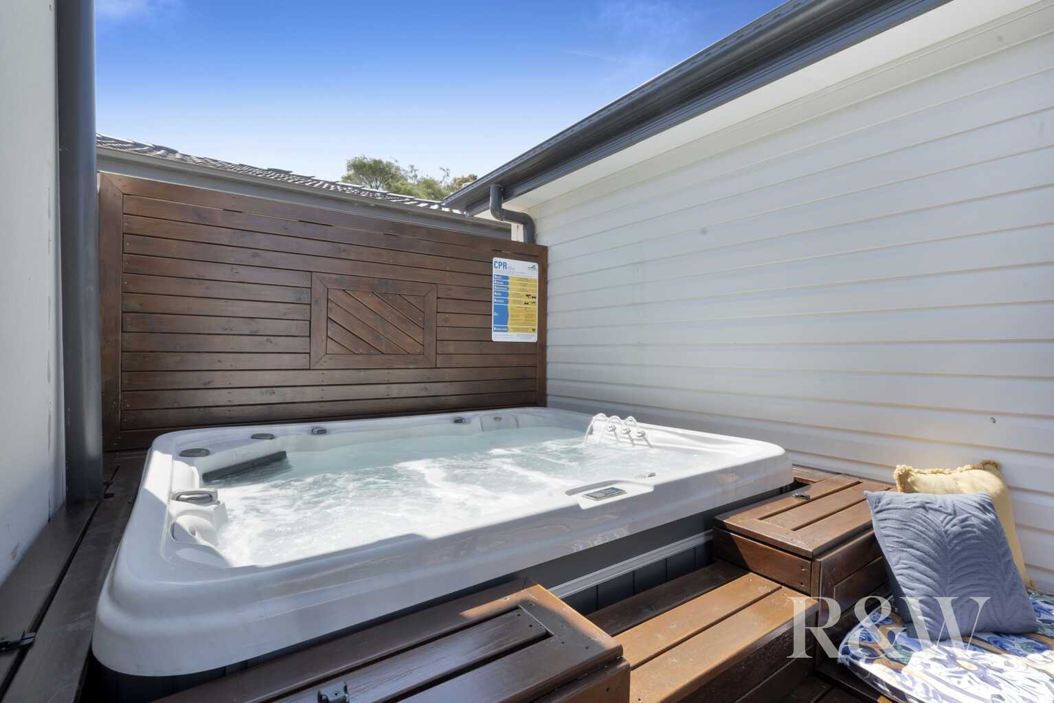21 & 21A KIRSTY CRESCENT Hassall Grove
