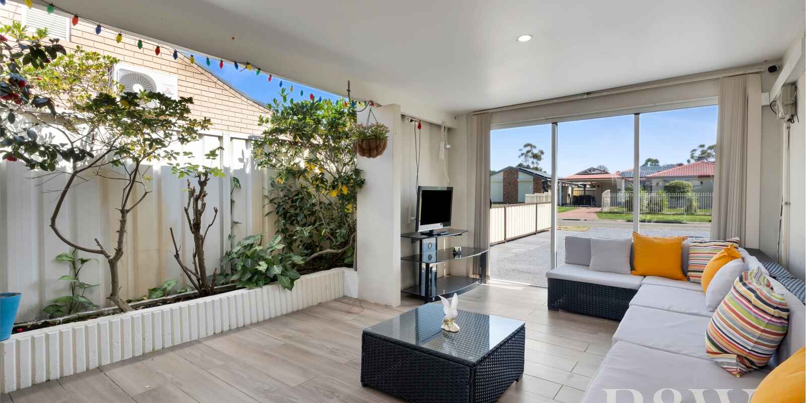 21 & 21A KIRSTY CRESCENT Hassall Grove
