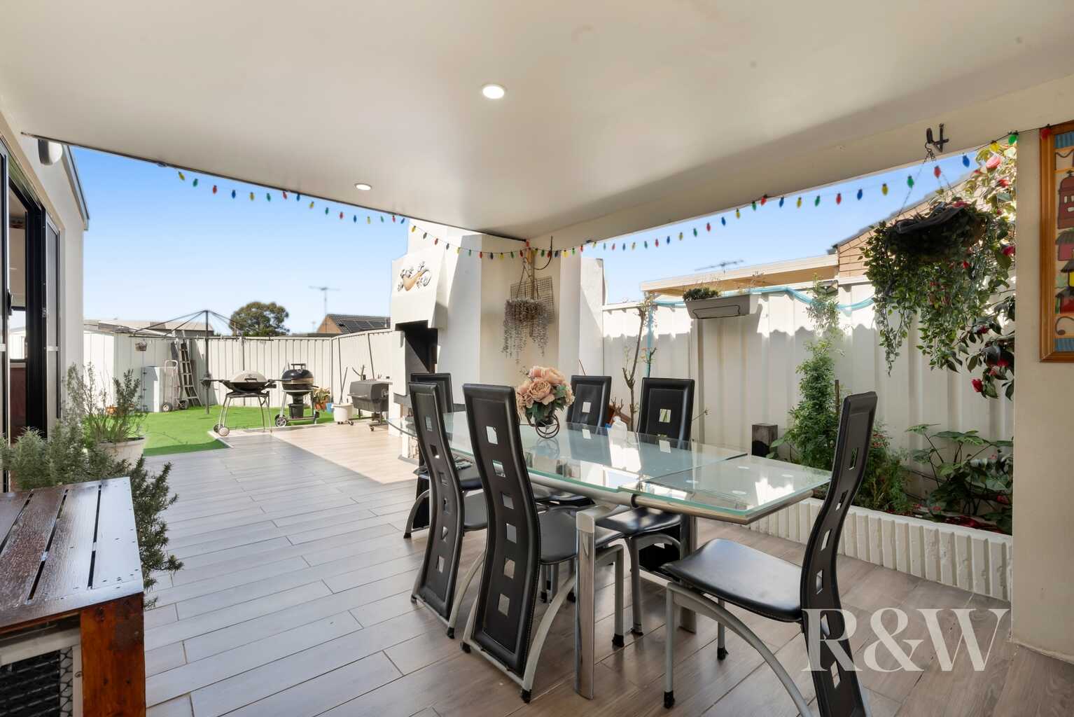 21 & 21A KIRSTY CRESCENT Hassall Grove