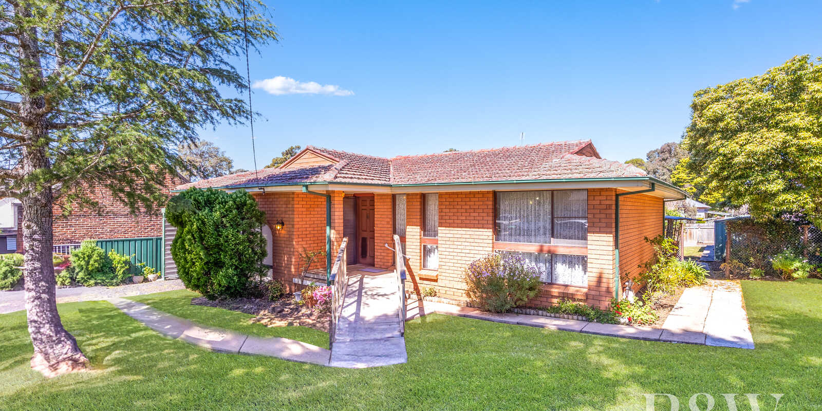 2 WINDEYER STREET Thirlmere