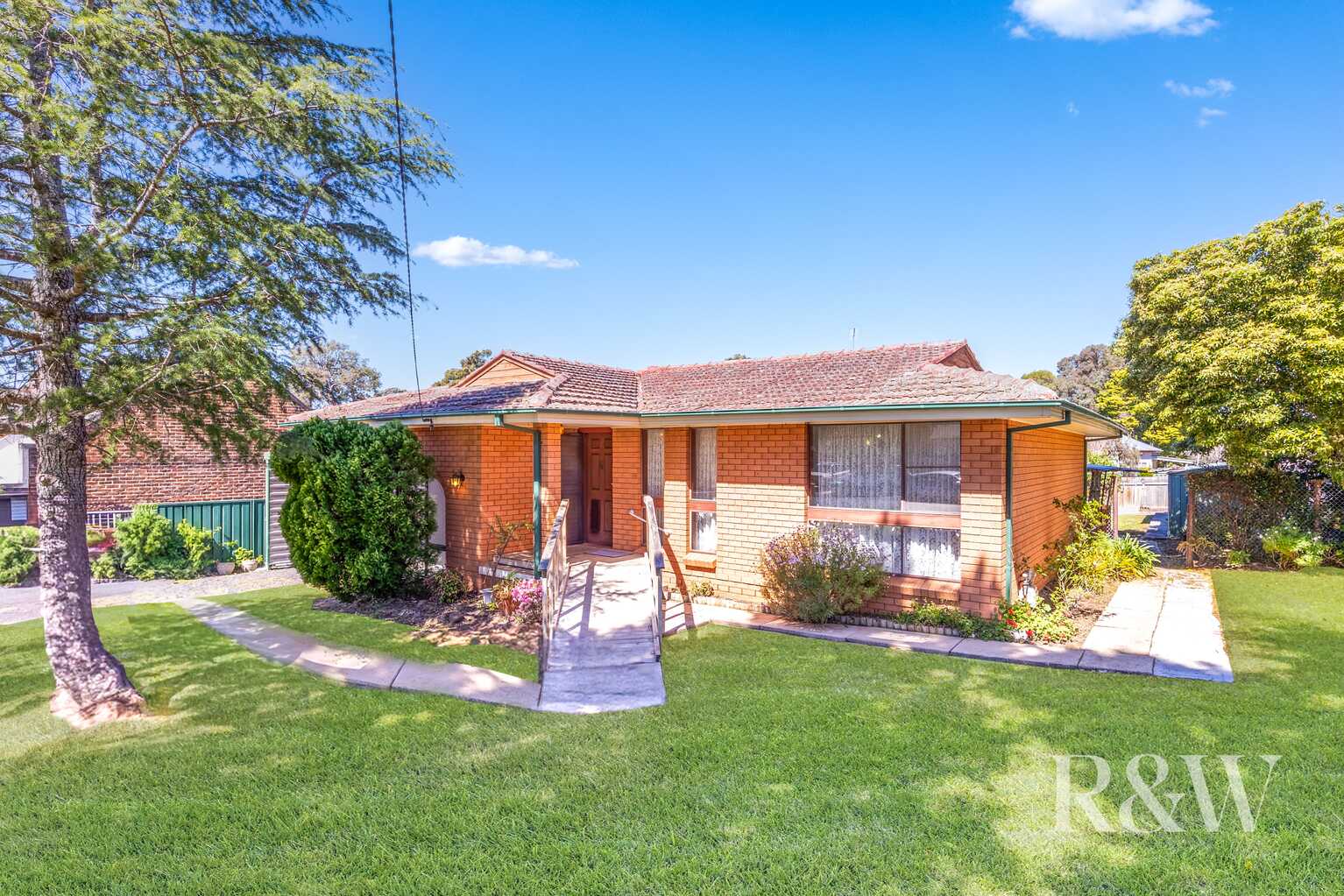 2 WINDEYER STREET Thirlmere