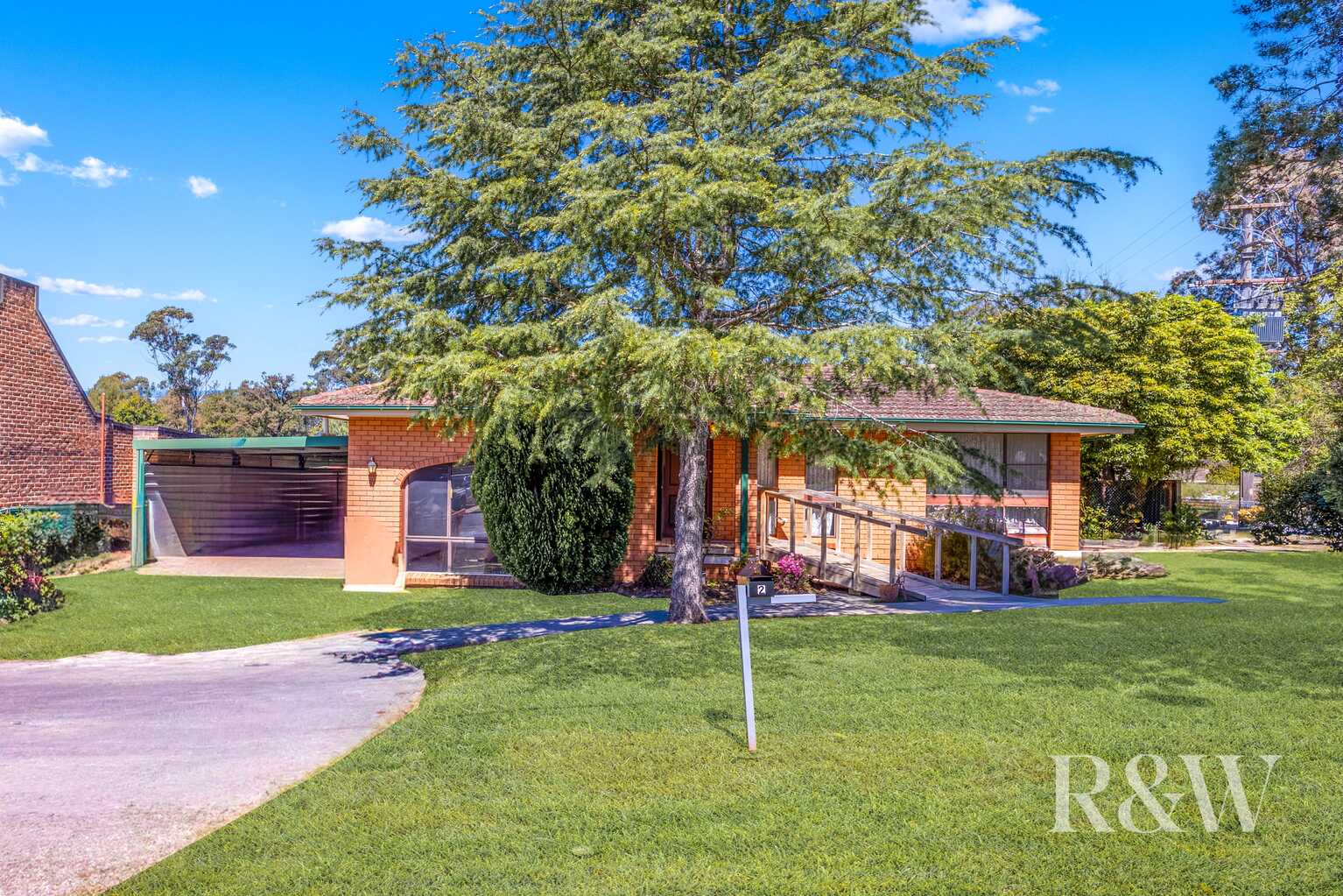 2 WINDEYER STREET Thirlmere