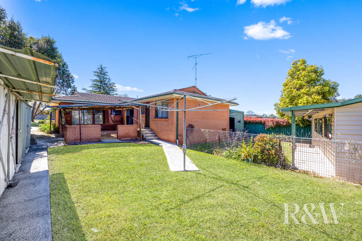 2 WINDEYER STREET Thirlmere