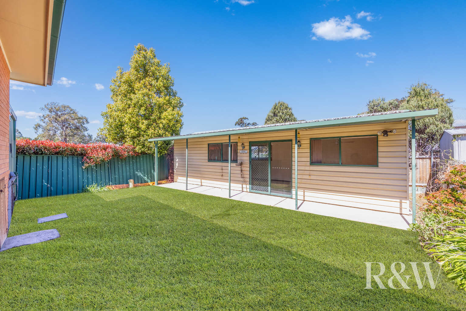 2 WINDEYER STREET Thirlmere