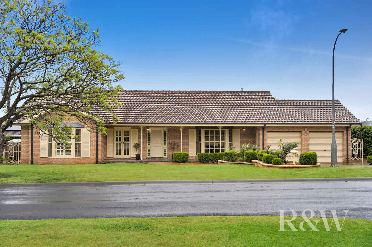 37 BAINBRIDGE AVENUE Ingleburn