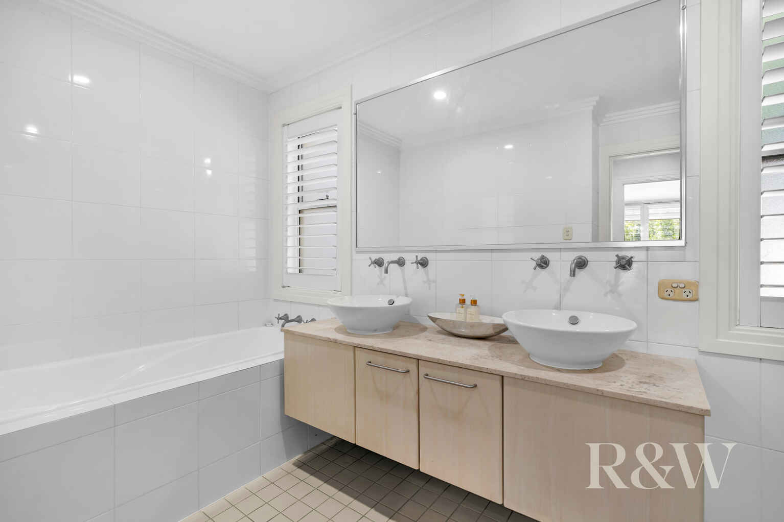 6 JANE JARVIS WAY Macquarie Links