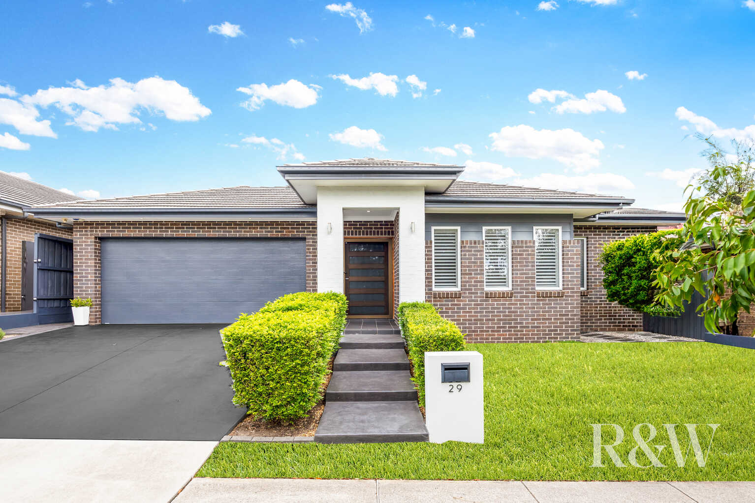 29 CLOVERHILL CRESCENT Gledswood Hills 29 CLOVERHILL CRESCENT Gledswood Hills