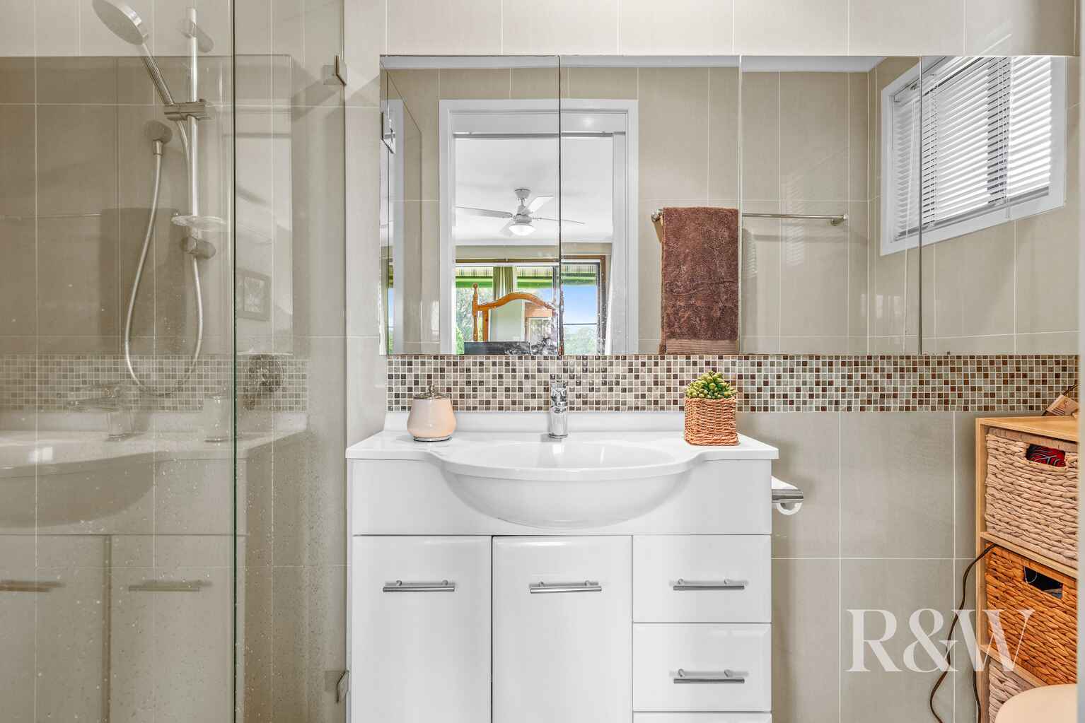 6 MONGON PLACE St Helens Park