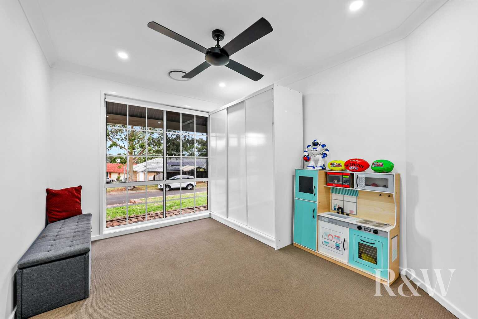 50 DOWNES CRESCENT Currans Hill