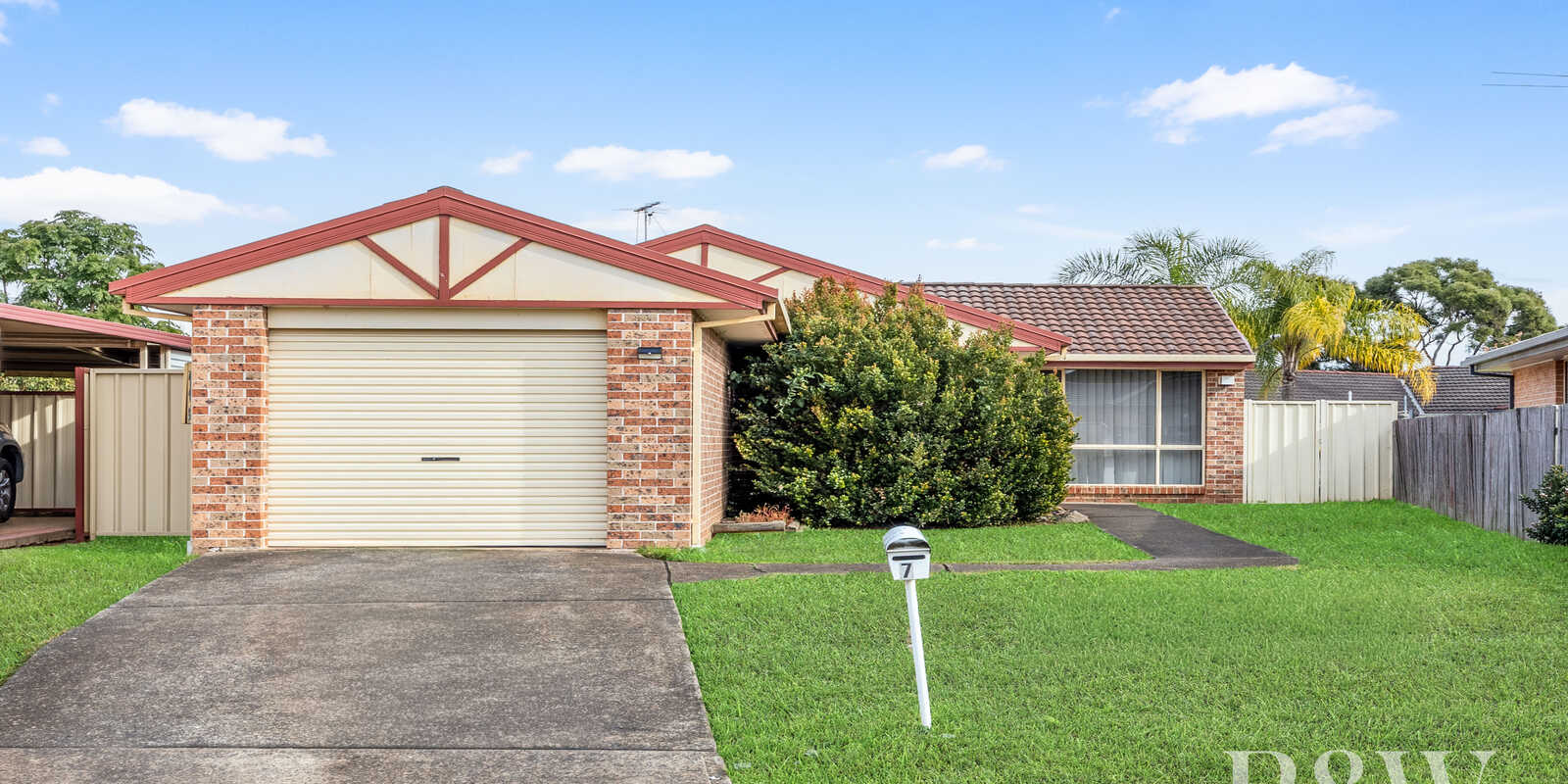 7 CARANDINI STREET St Helens Park