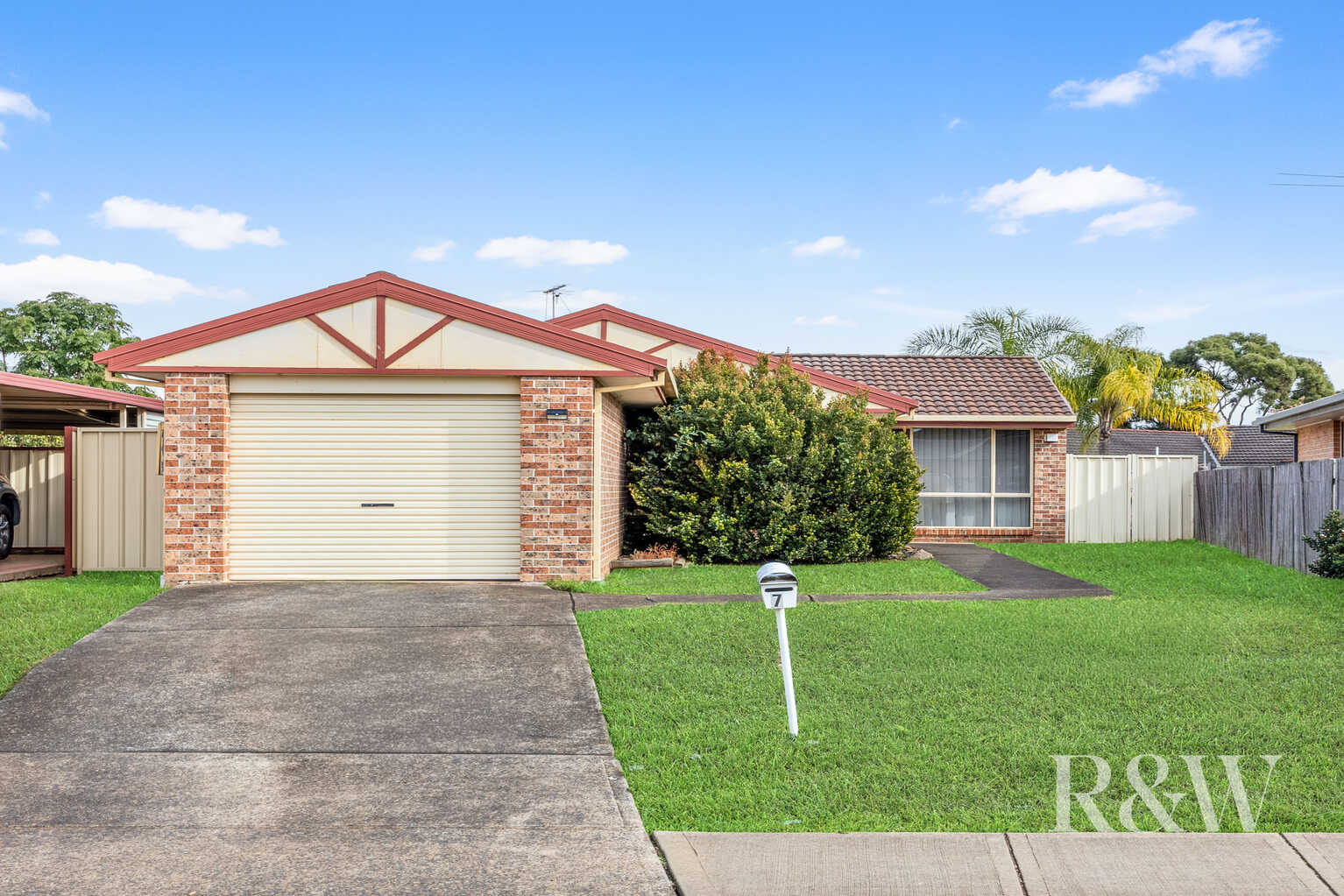 7 CARANDINI STREET St Helens Park