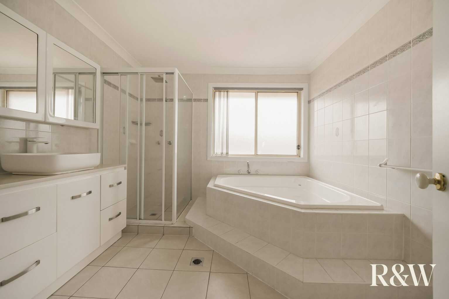 6 Forbes Way Macquarie Links