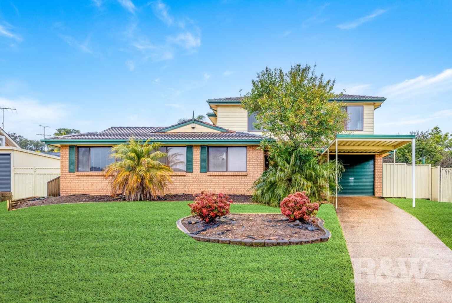 8 Larapinta Crescent St Helens Park