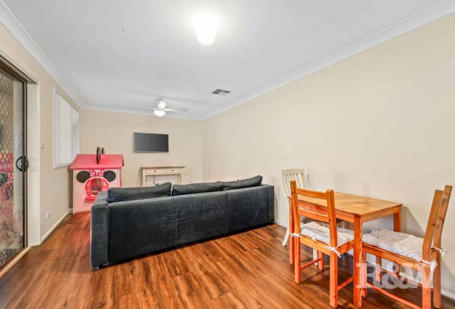 8 Larapinta Crescent St Helens Park