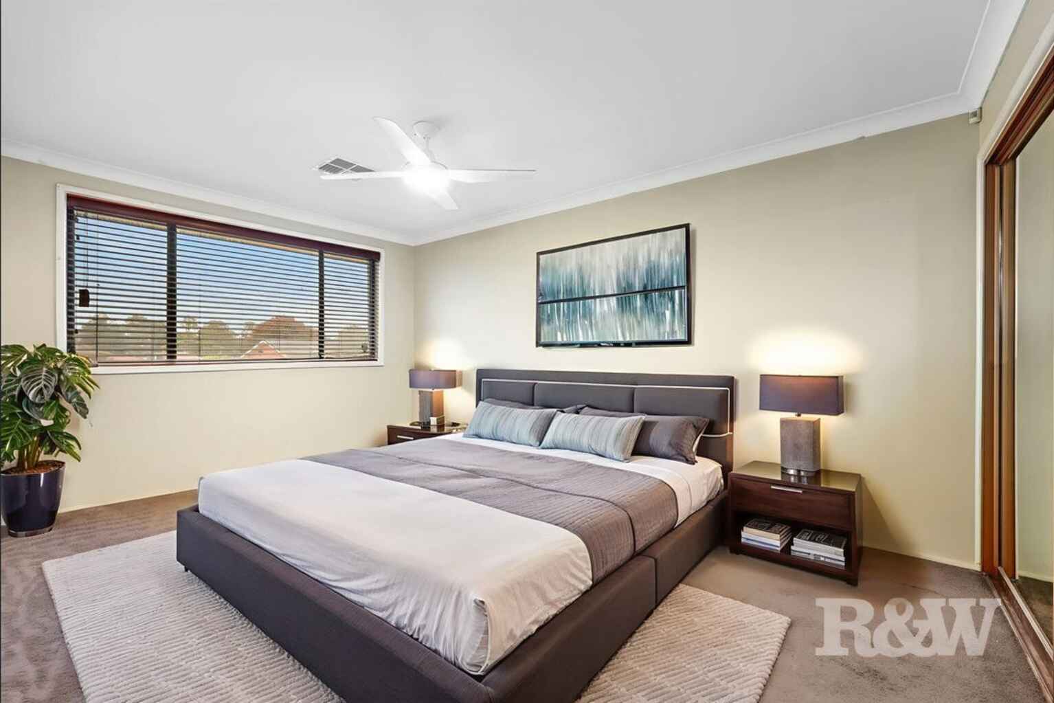 8 Larapinta Crescent St Helens Park