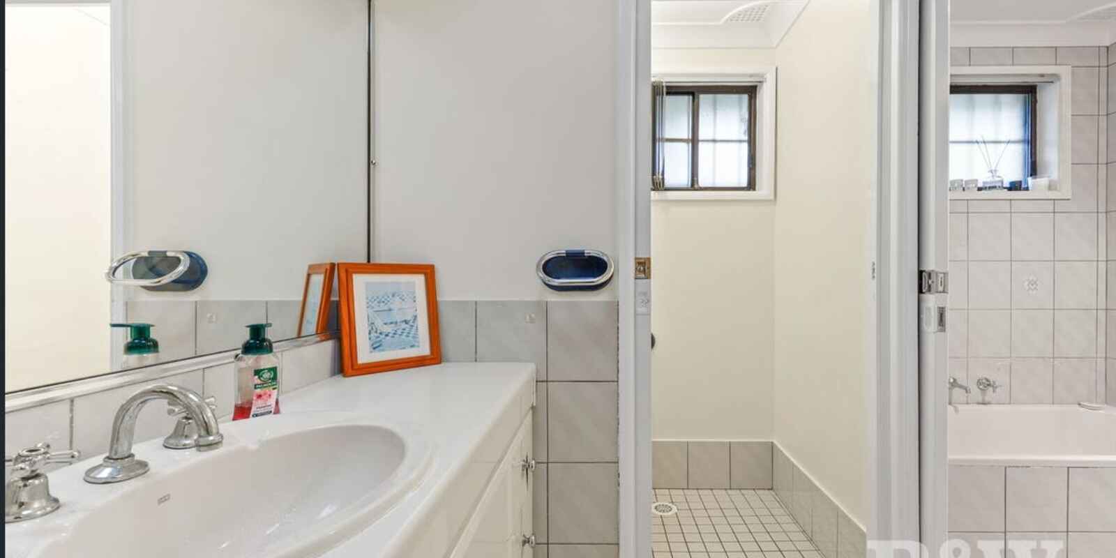 8 Larapinta Crescent St Helens Park