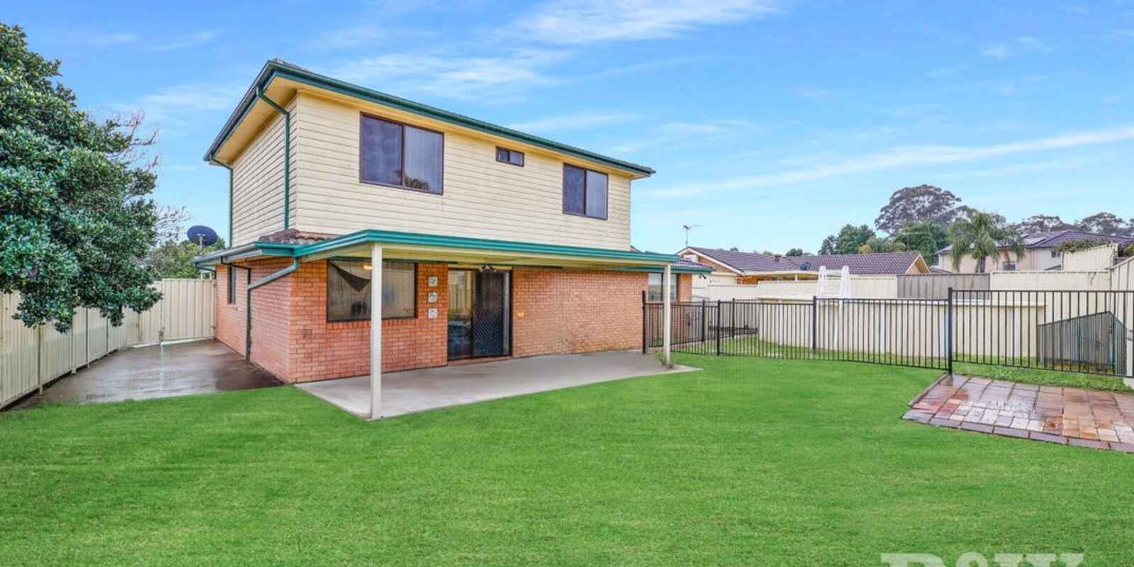 8 Larapinta Crescent St Helens Park