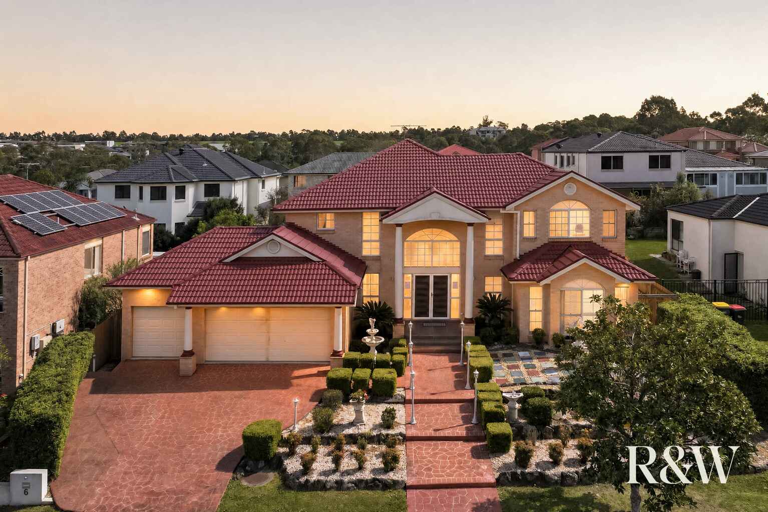 6 Forbes Way Macquarie Links