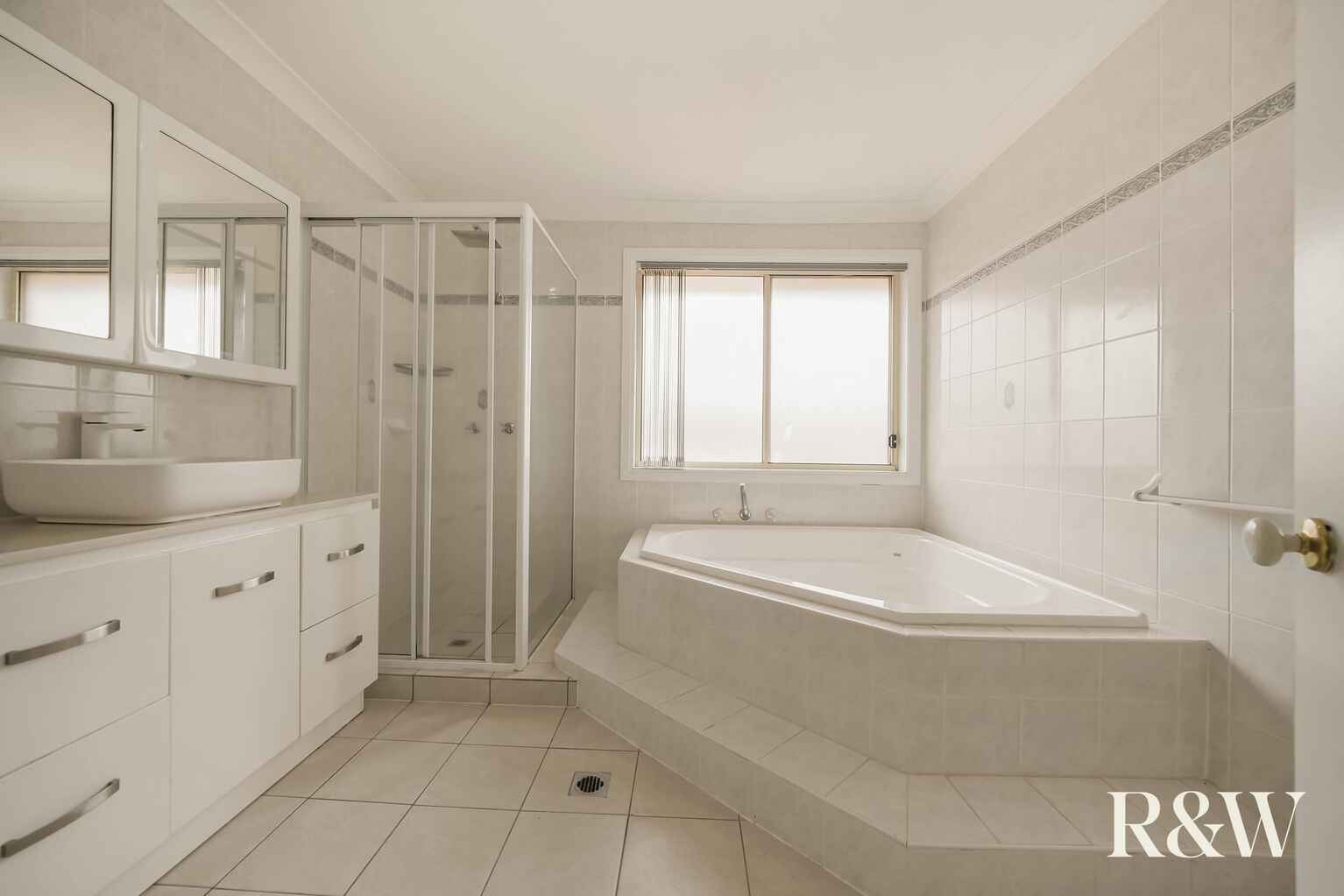 6 Forbes Way Macquarie Links